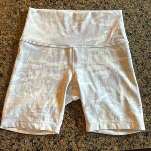 Lululemon Camo Alpine White Wunder Under Short 6” Ribbed Incognito Jacquard SZ 6
